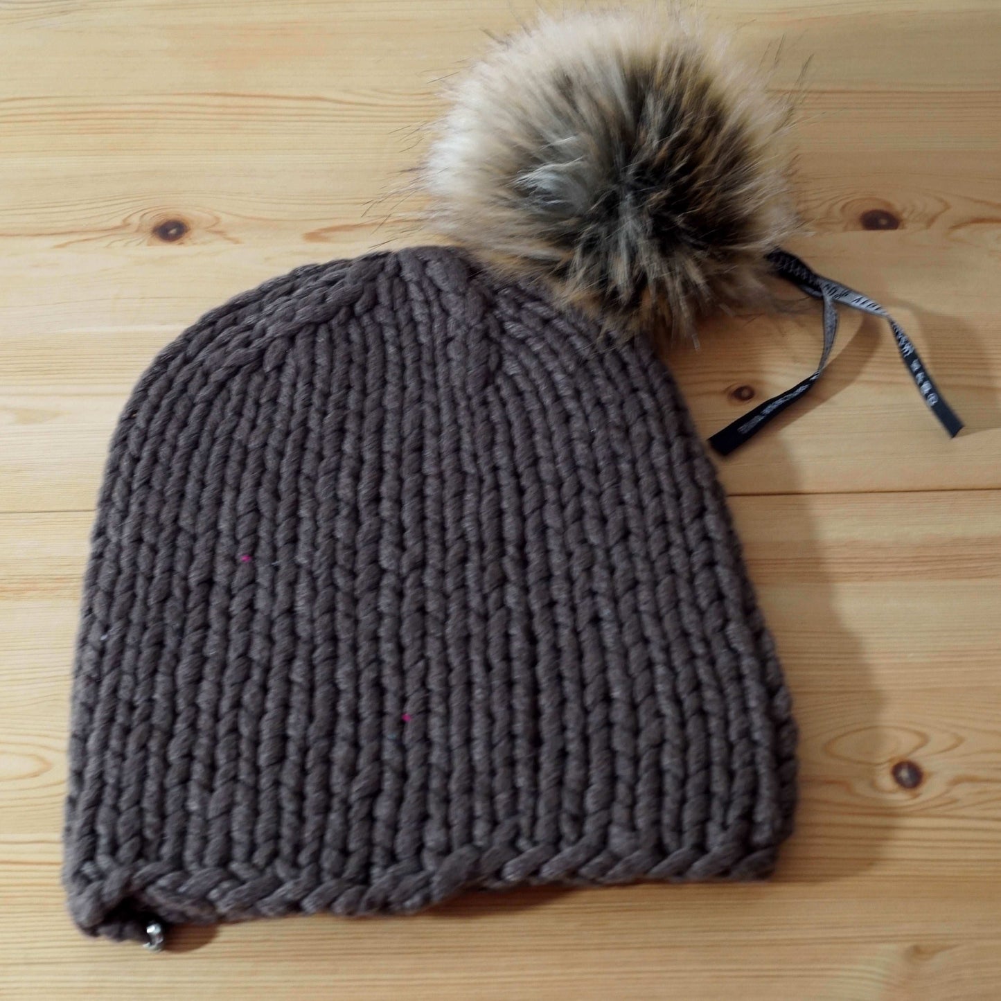 Strickmütze SOLO schoko melange mit fluffigem Bommel